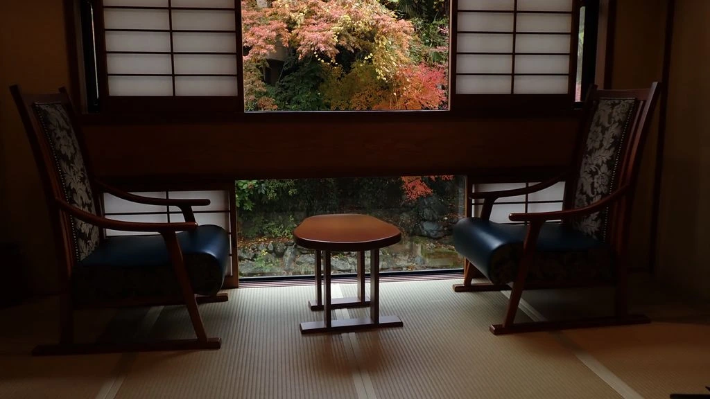箱根の旅館 annex。檜風呂と山の借景、低い杉の天井。
